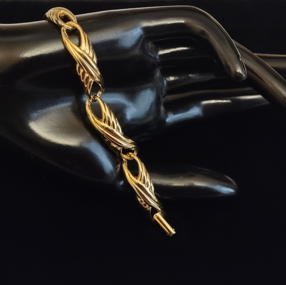 Trifari Jewelry - Trifari Elegant Gold-Plated Bracelet